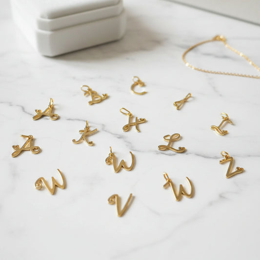 Buchstaben Charms mit kleinem Herzchen